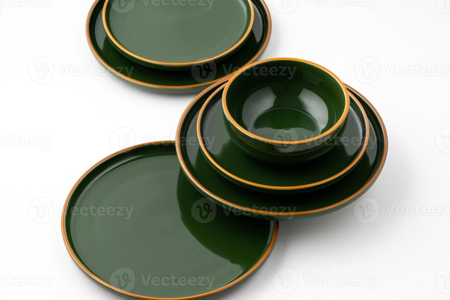 un ensemble d'assiettes en céramique verte et un bol sur fond blanc photo