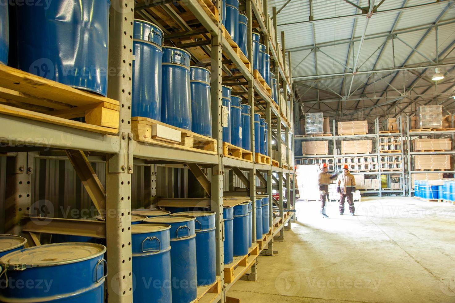 un entrepôt avec des barils métalliques industriels bleus photo