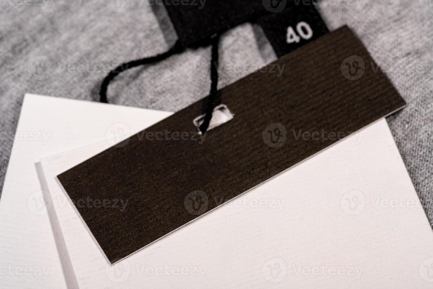 un gros plan d'une étiquette de vêtement vierge sur une chaîne pour une étiquette de prix sur un chiffon photo