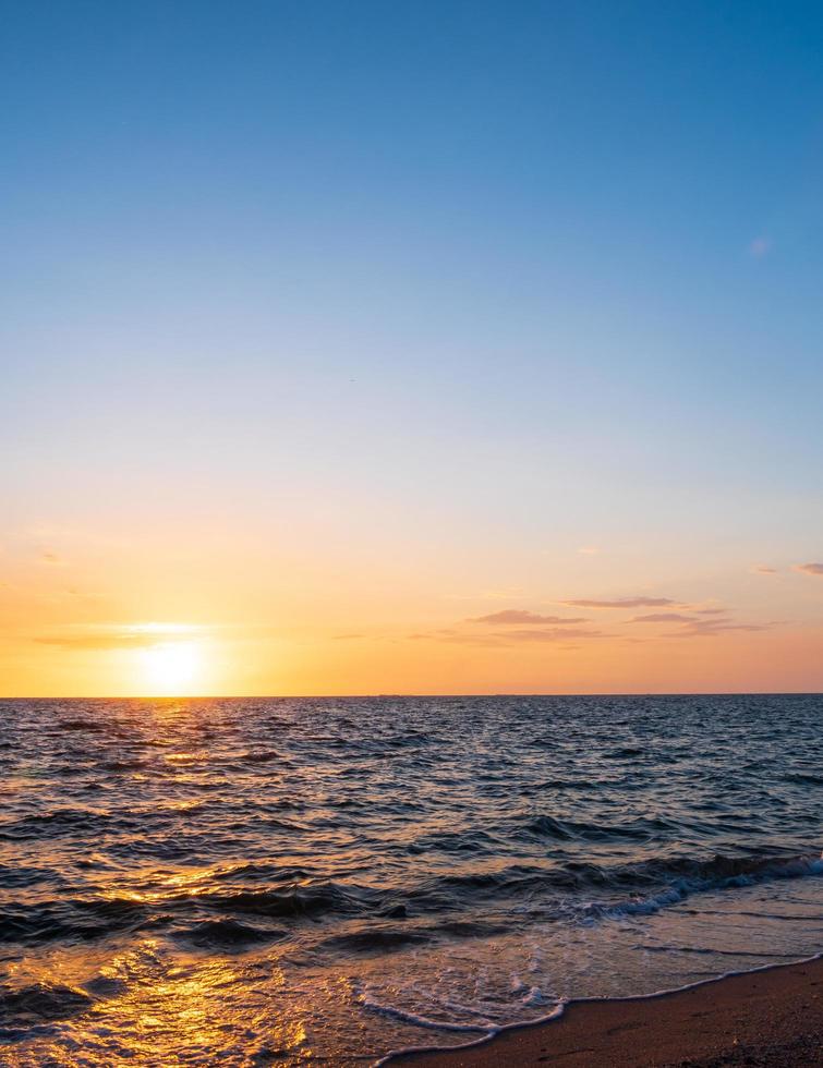 paysage point de vue panorama été mer vent vague cool vacances calme côtier coucher de soleil ciel lumière orange d'or soir journée regardez calme nature tropical belle mer eau voyage bangsaen plage thaïlande photo