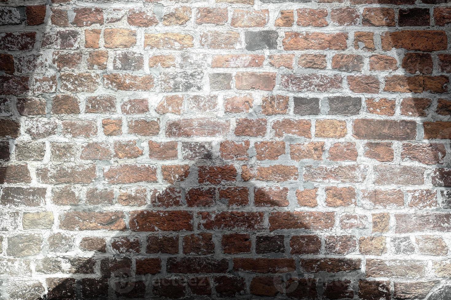 textures de mur de briques vieillies et altérées avec un éclairage par projecteur très lumineux photo