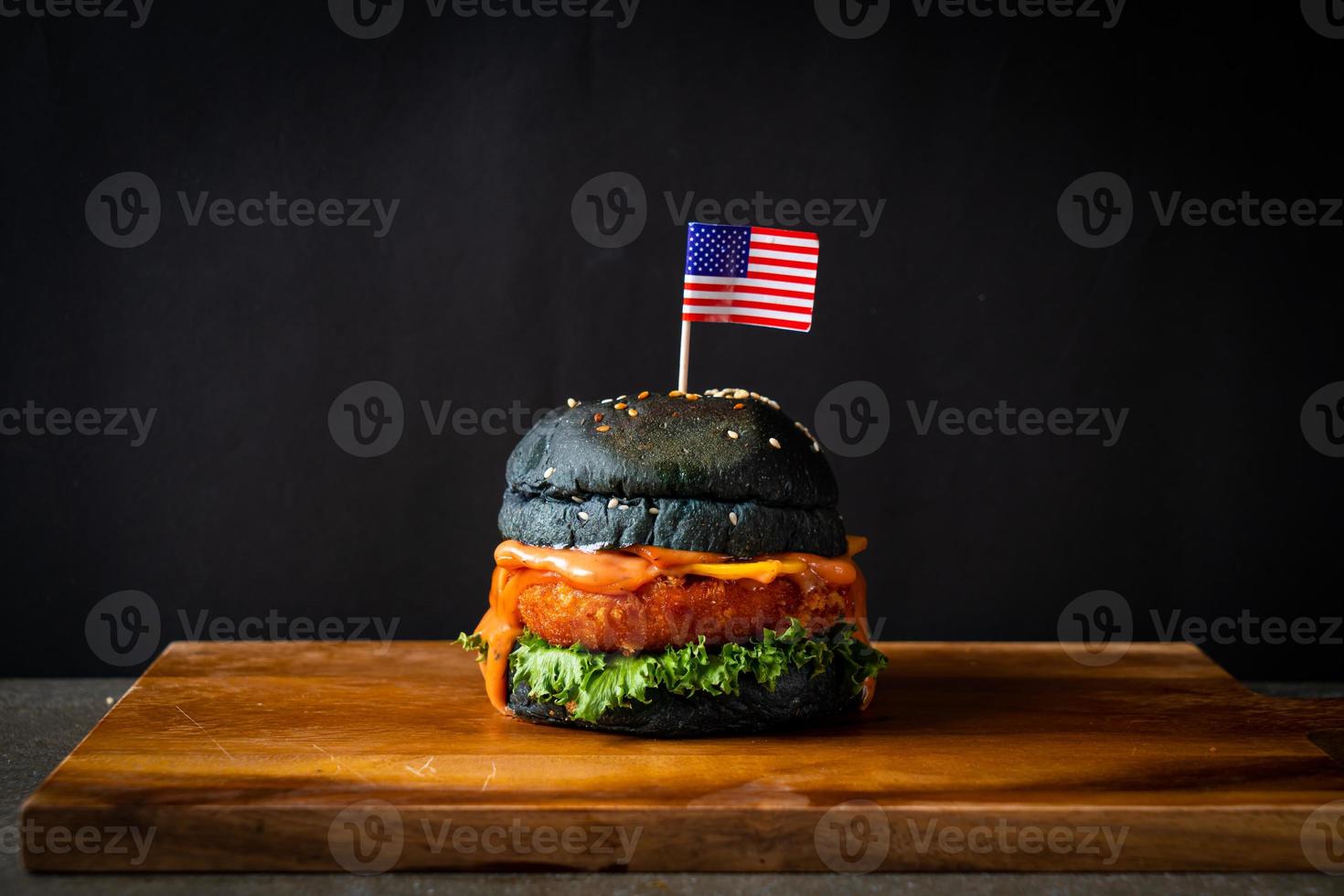 Burger de crevettes frites sur plateau en bois photo