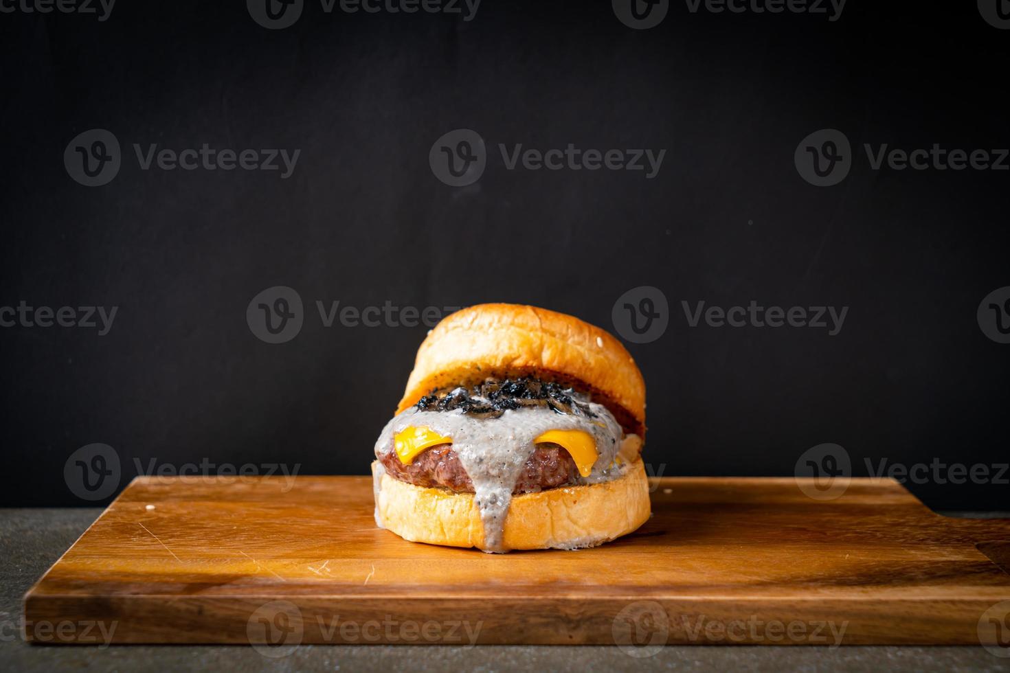 burger à la truffe - burger de bœuf au fromage et sauce aux truffes et aux champignons photo