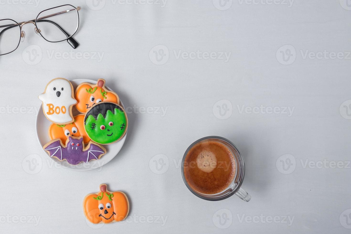 café expresso chaud ou tasse de chocolat avec de drôles de biscuits d'halloween. bonne fête d'halloween, astuce ou menace, bonjour octobre, automne automne, concept traditionnel, fête et vacances photo