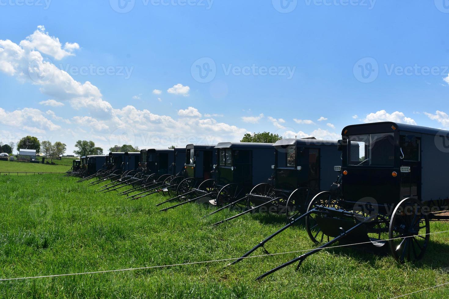 ferme amish avec un tas de poussettes garées dans un champ photo