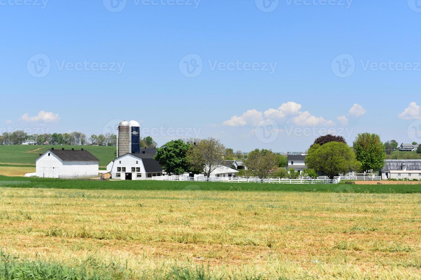 Grange et silo dans une ferme du comté de Lancaster photo