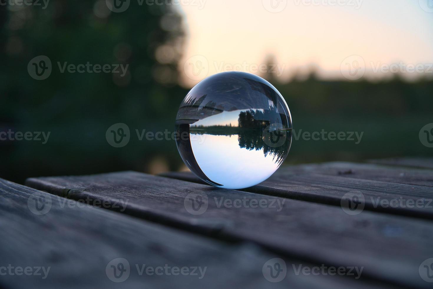 boule de verre sur une jetée en bois sur un lac suédois à l'heure du soir. nature scandinavie photo