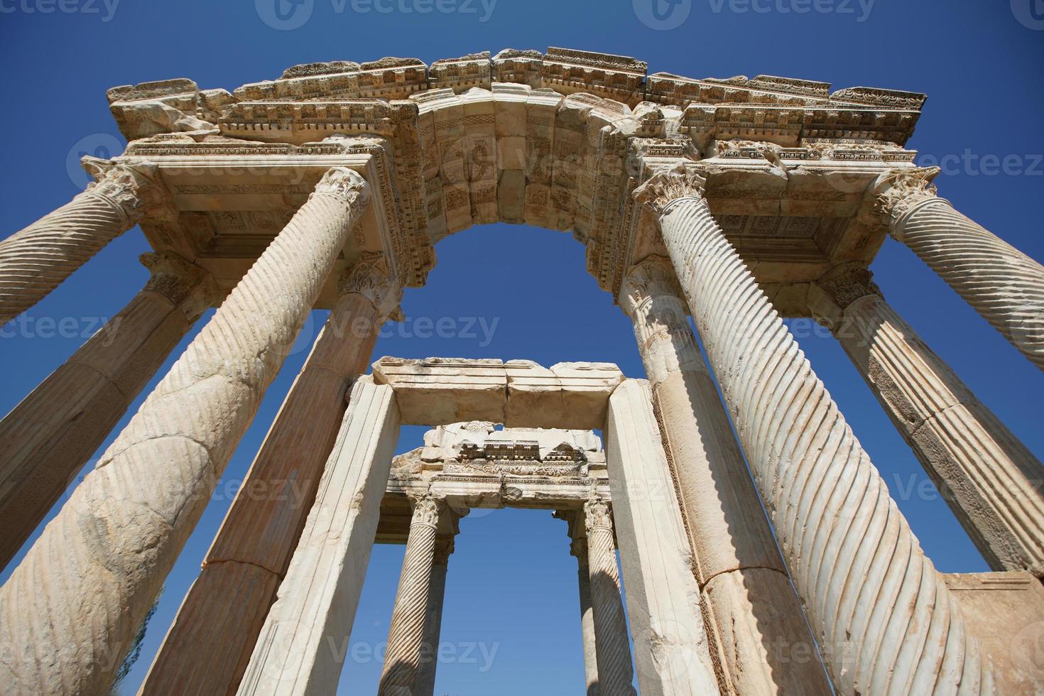 porte monumentale, tétrapylon dans la ville antique d'aphrodisias à aydin, turkiye photo