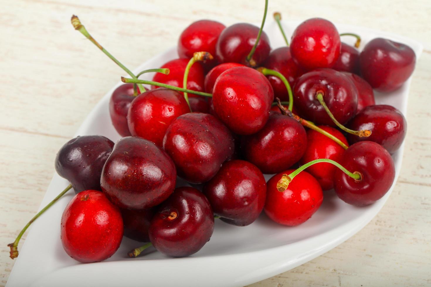 vue sur le plat de cerises douces photo