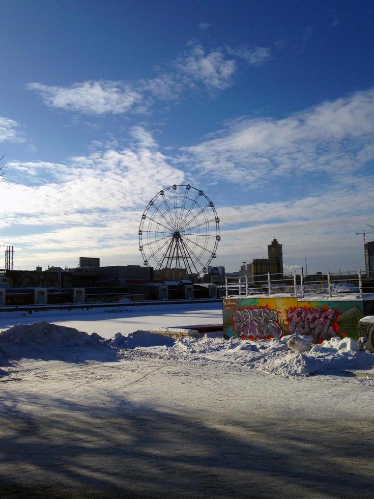 chelyabinsk, russie, vue sur la grande roue et le remblai en hiver. photo