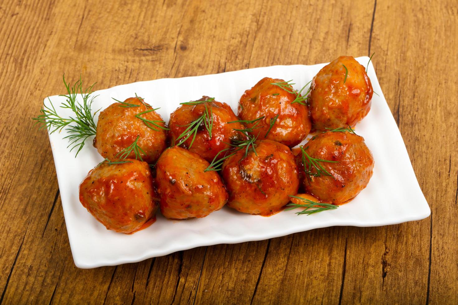 boulettes de viande sur la plaque et fond en bois photo