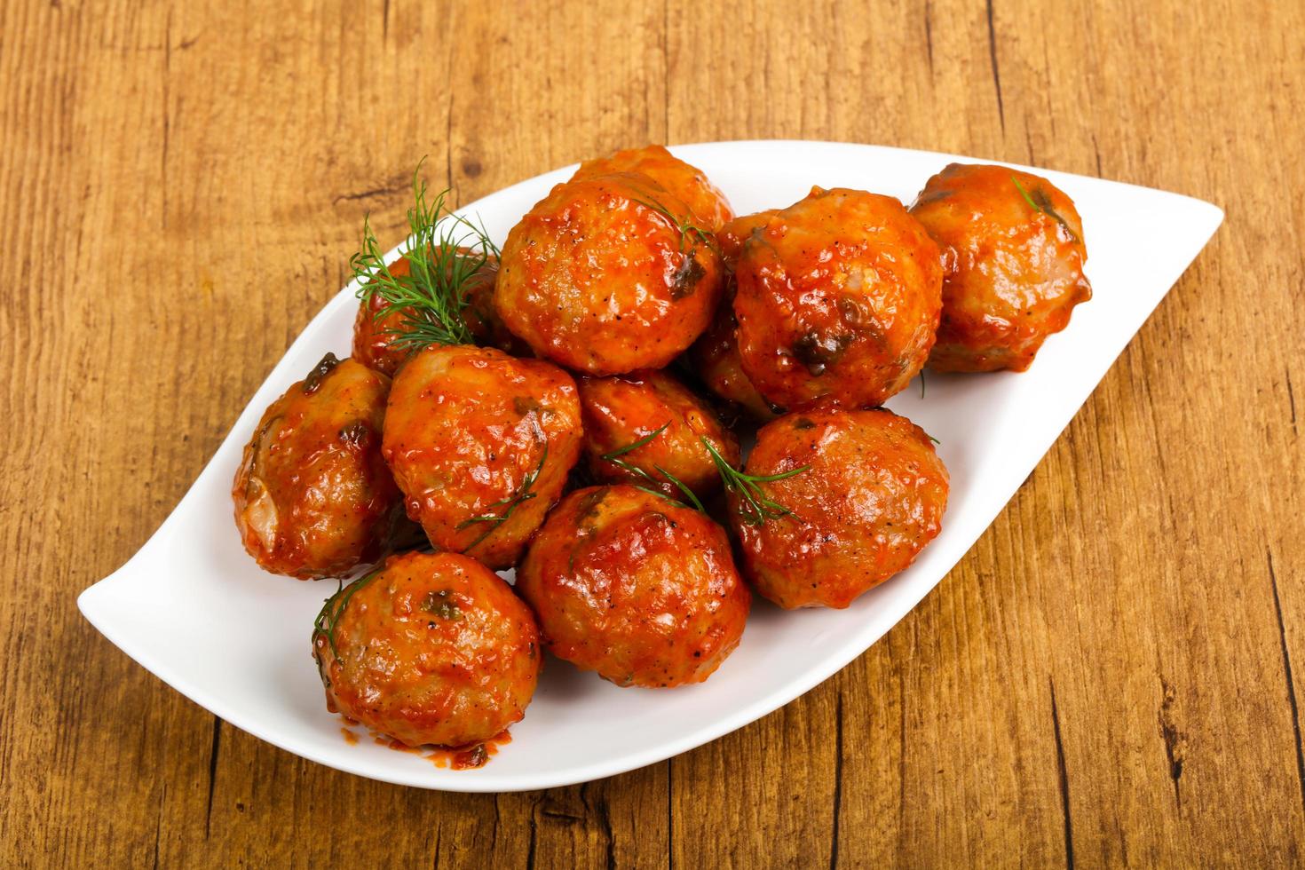 boulettes de viande dans un bol sur fond de bois photo