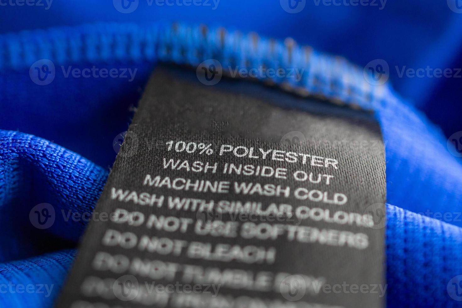 Entretien du linge noir instructions de lavage étiquette de vêtements sur la chemise de sport en jersey polyester bleu photo