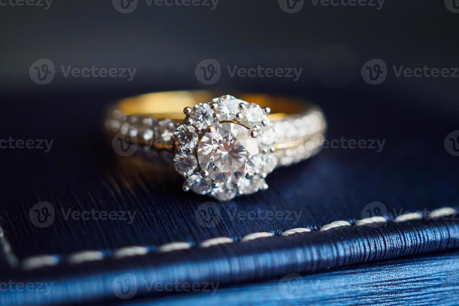 Bague en diamant d'or de mariage sur une boîte à bijoux photo