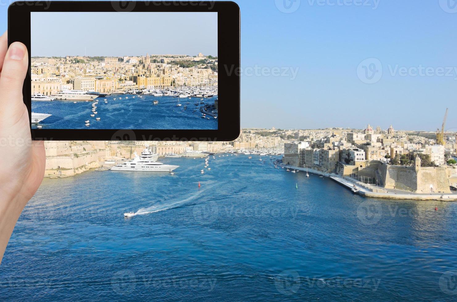 touriste prenant une photo de l'horizon de la valette