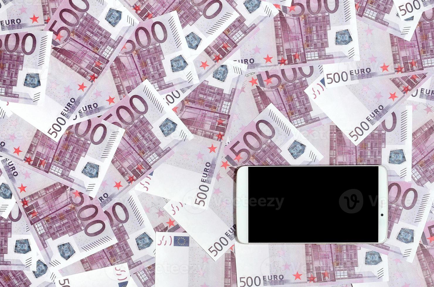 des billets de 500 euros violets et un smartphone avec écran noir. espace de copie. le concept de banque en ligne, de gestion de l'argent et de shopping avec la technologie moderne photo