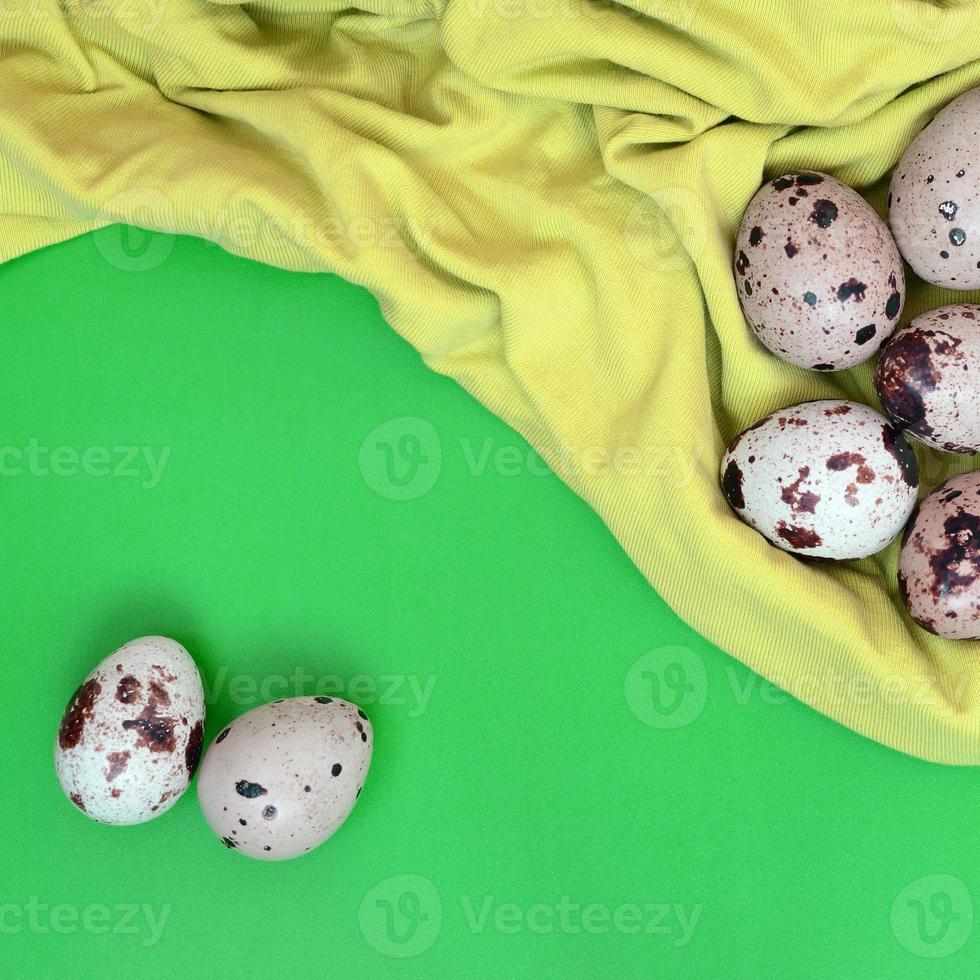 oeufs de caille sur une surface vert clair, vue de dessus, place vide pour t photo