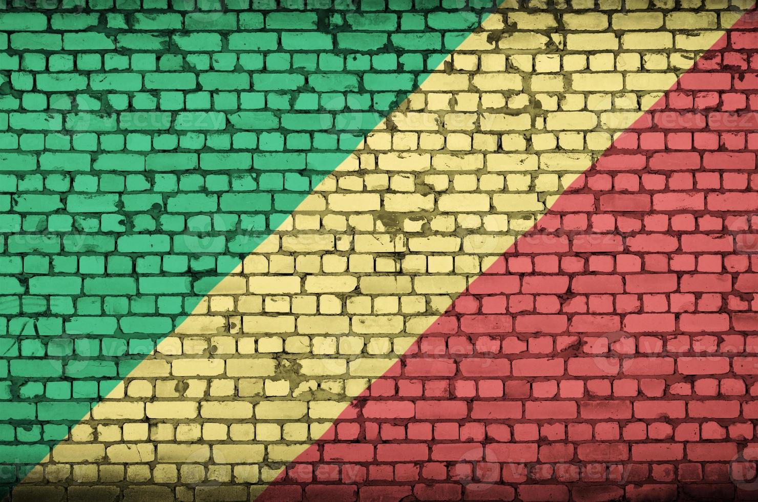 le drapeau congo est peint sur un vieux mur de briques photo