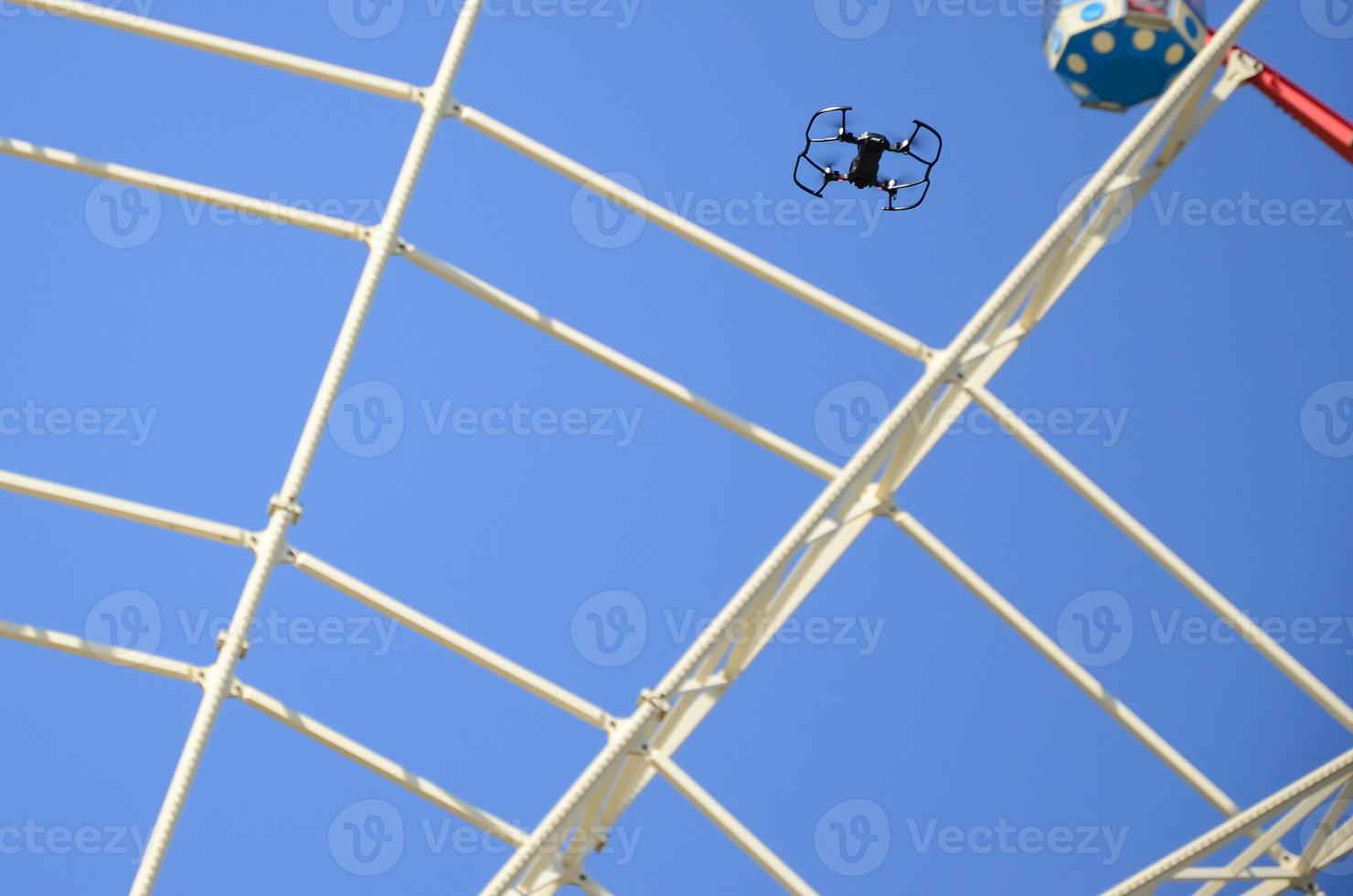 drone décoller de la terre et voler pour prendre une photo devant la grande roue