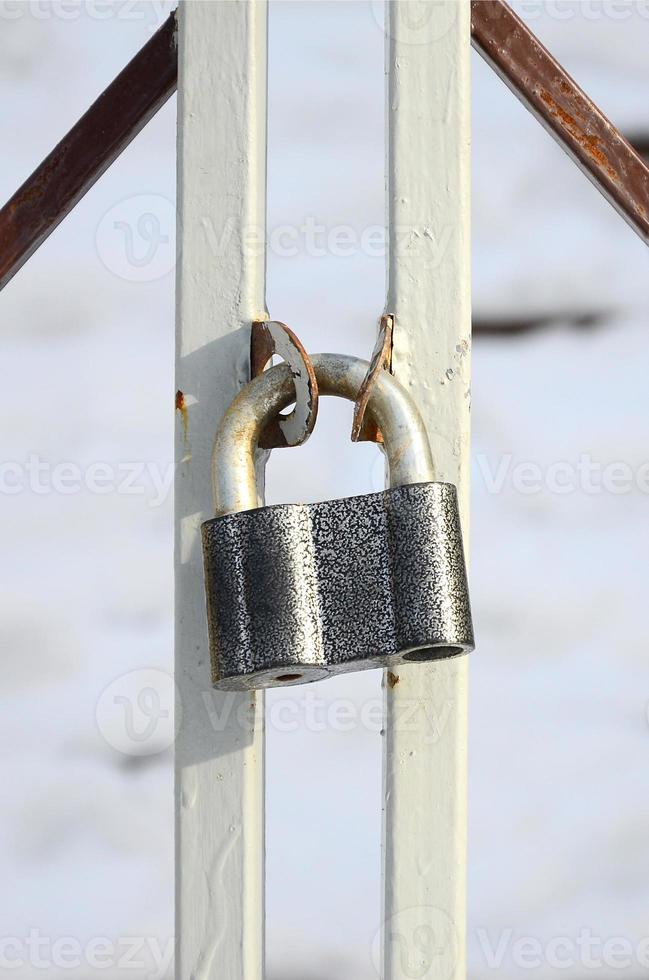 un grand cadenas gris est suspendu à une porte métallique photo