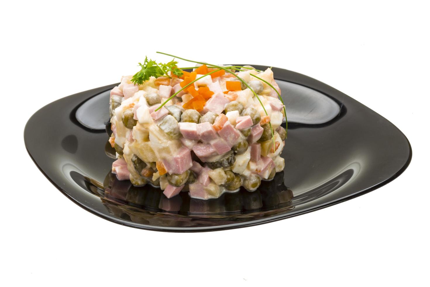 salade russe sur blanc photo