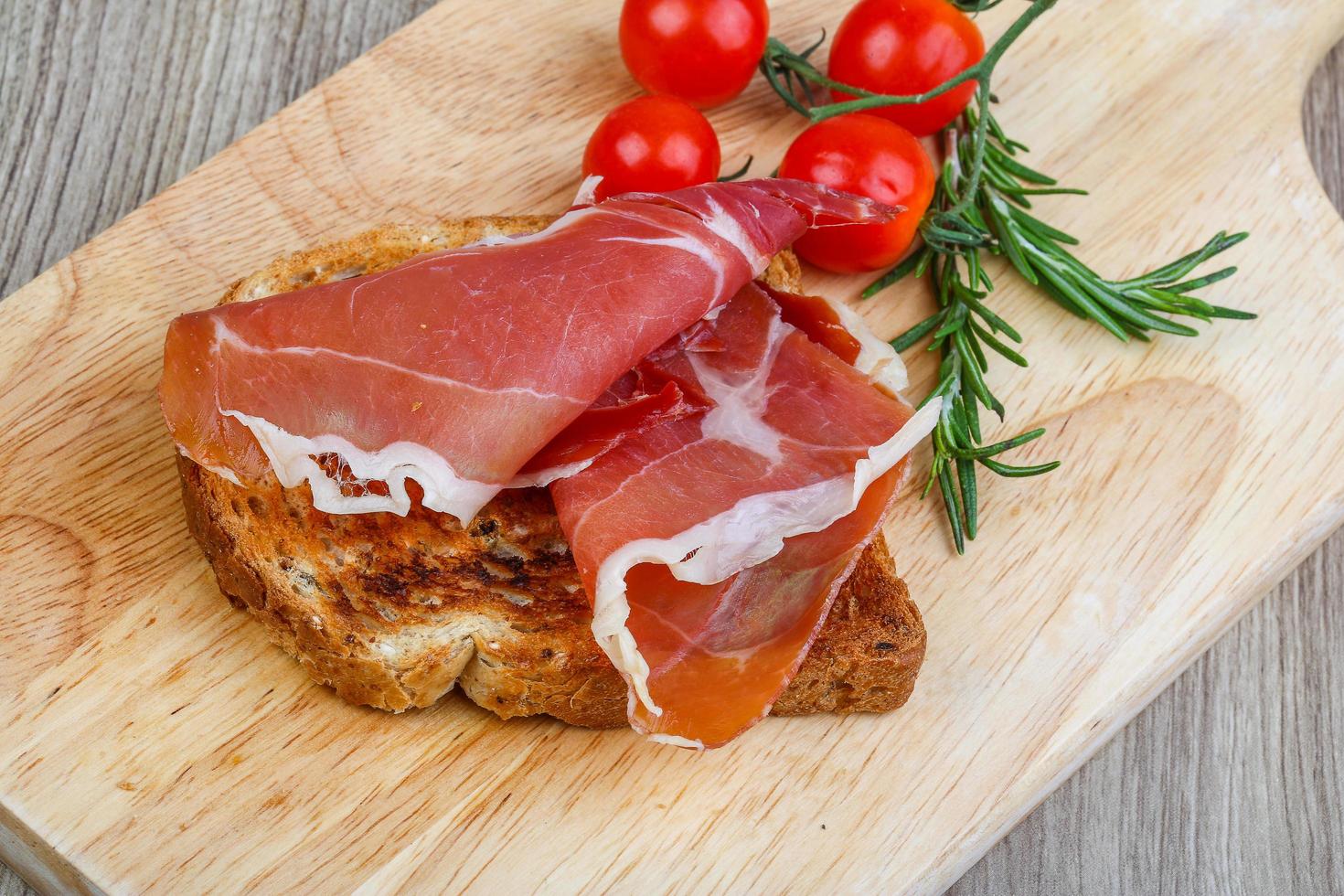 tapas jamon sur bois photo