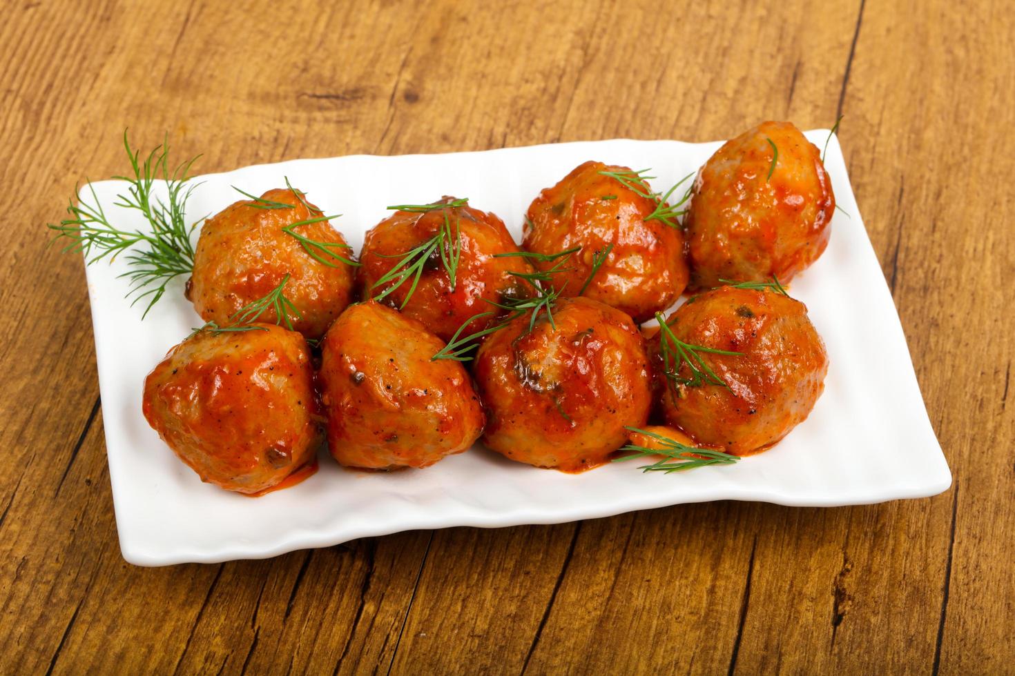 boulettes de viande sur la plaque et fond en bois photo