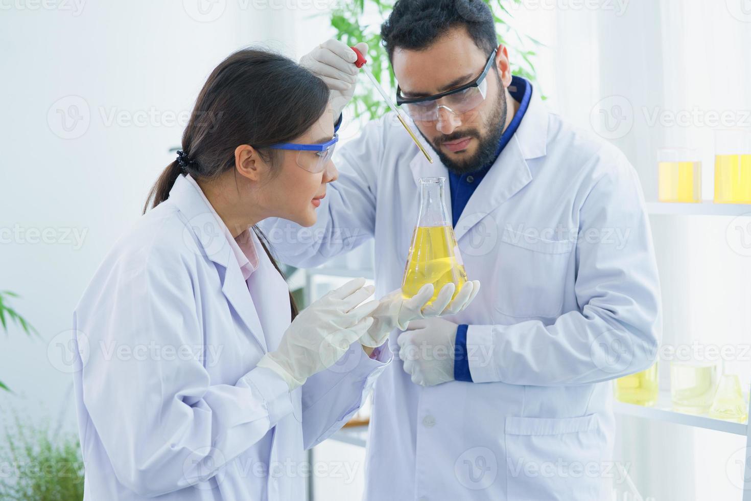 homme-femme scientifique avec une expertise dans la recherche en laboratoire biologie découverte tube à essai analyse extrait biotechnologie examen. docteur étudiant apprentissage médical pharmacie chimiste laboratoire scientifique photo