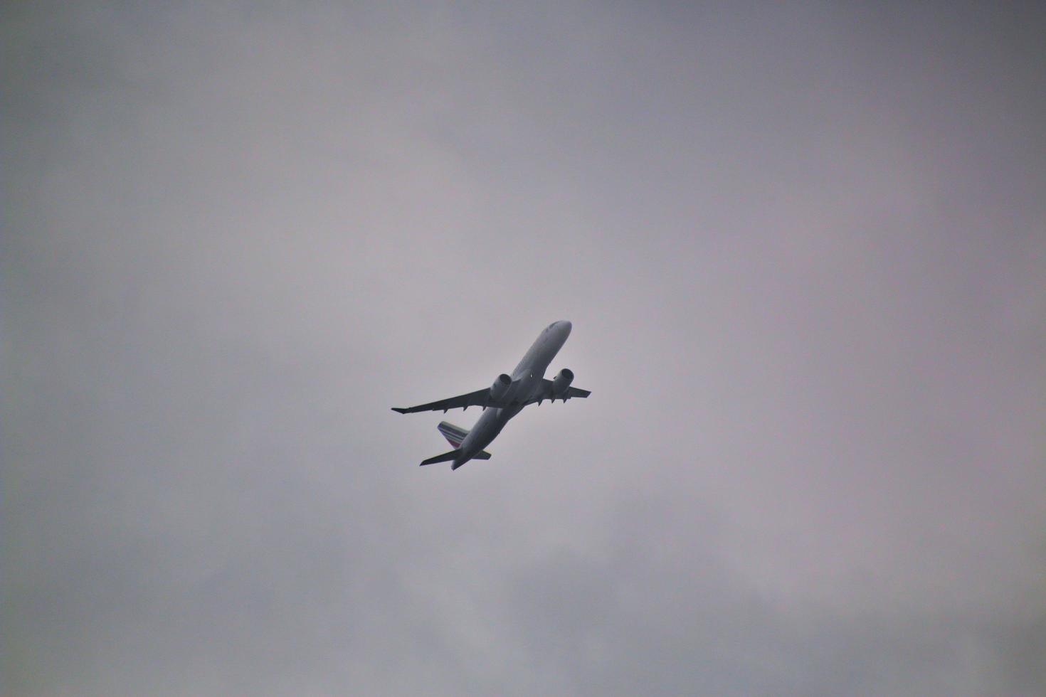 manchester au royaume-uni en octobre 2022. vue sur un avion décollant de l'aéroport de manchester photo