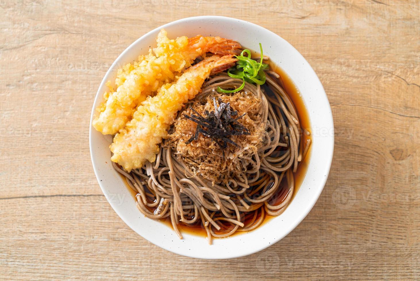 nouilles ramen japonaises aux crevettes tempura photo