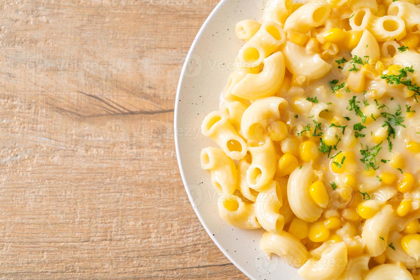 macaroni fromage de maïs crémeux sur la plaque photo