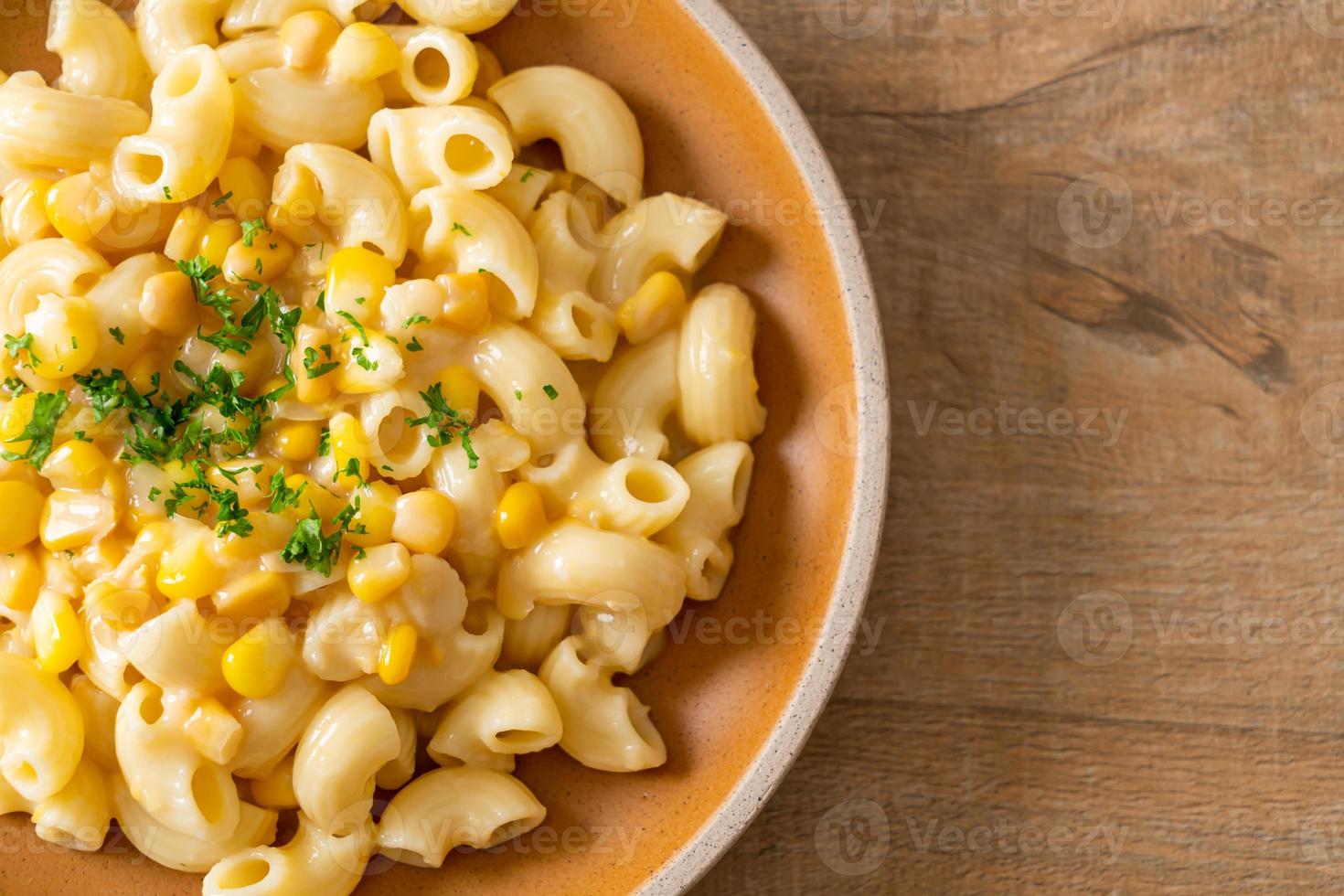 macaroni fromage de maïs crémeux sur la plaque photo