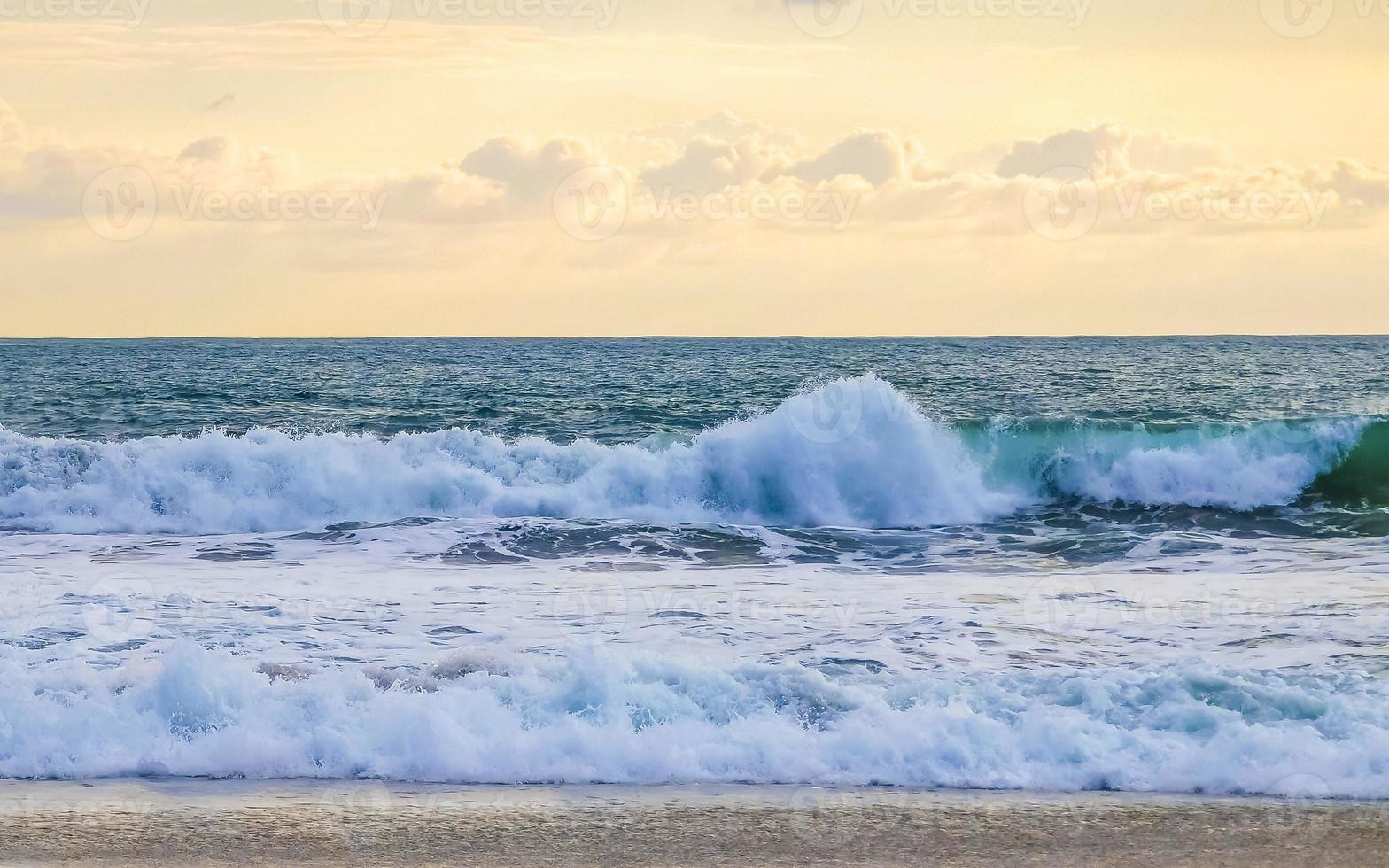 plage avec de belles énormes vagues de surfeur puerto escondido mexique. photo