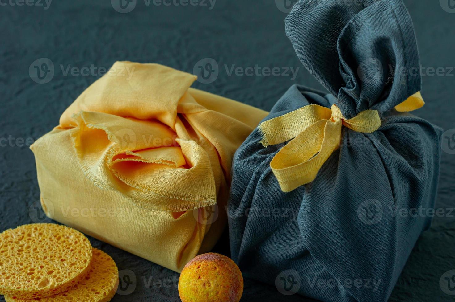 concept de soins spa et de soins du corps aux couleurs de l'année 2021 - jaune éclairant et gris ultime. cadeau emballé dans un style furoshiki. photo