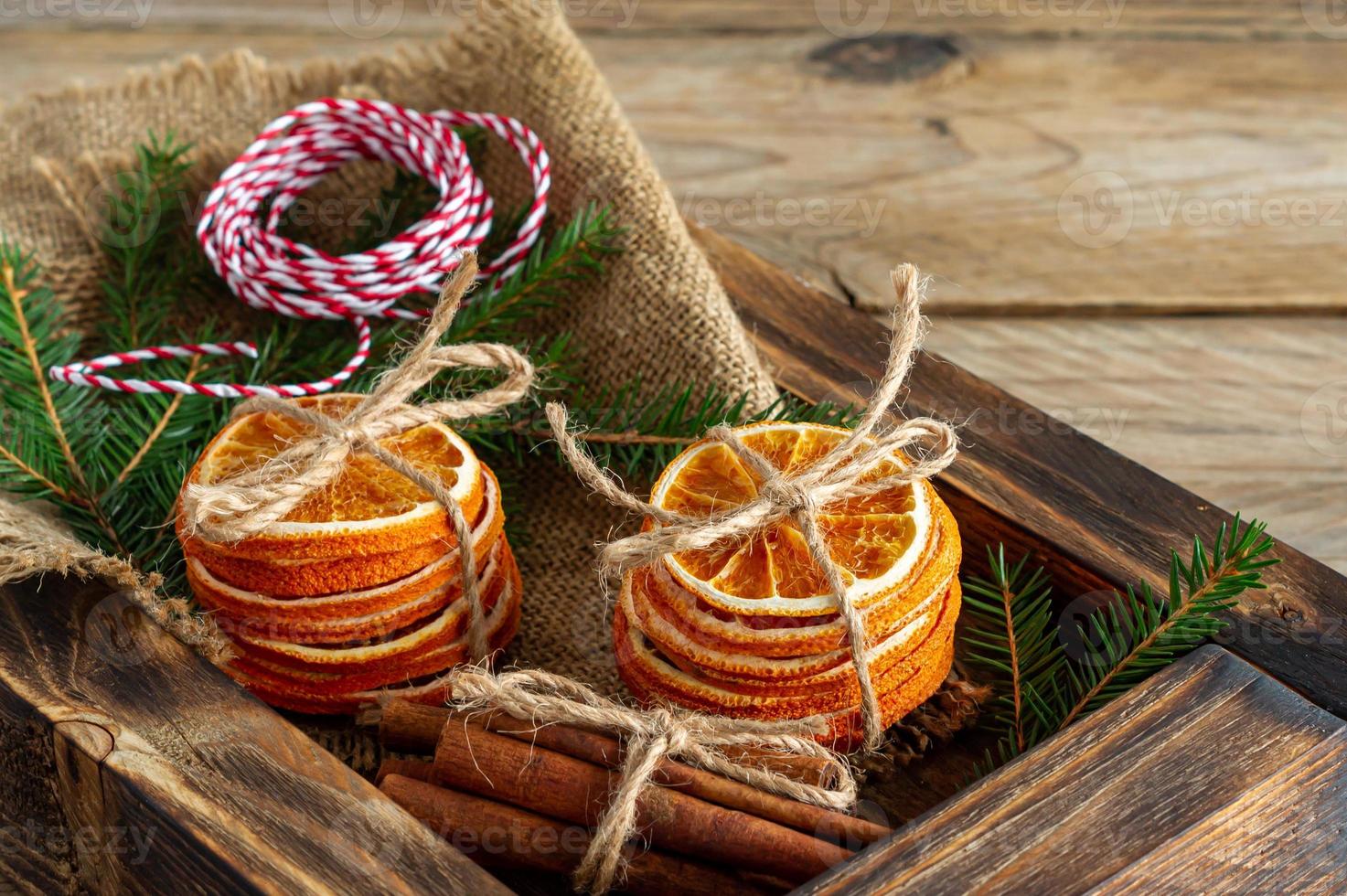 branches d'épinette de grenade noix d'anis étoilé, cannelle et épices d'hiver  sur fond de bois, style rustique 13852580 Photo de stock chez Vecteezy