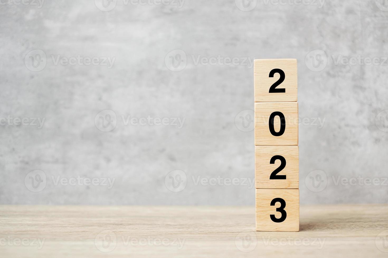 bloquer le texte 2023 sur la table. résolution, stratégie, plan, objectif, motivation, redémarrage, affaires et concepts de vacances du nouvel an photo