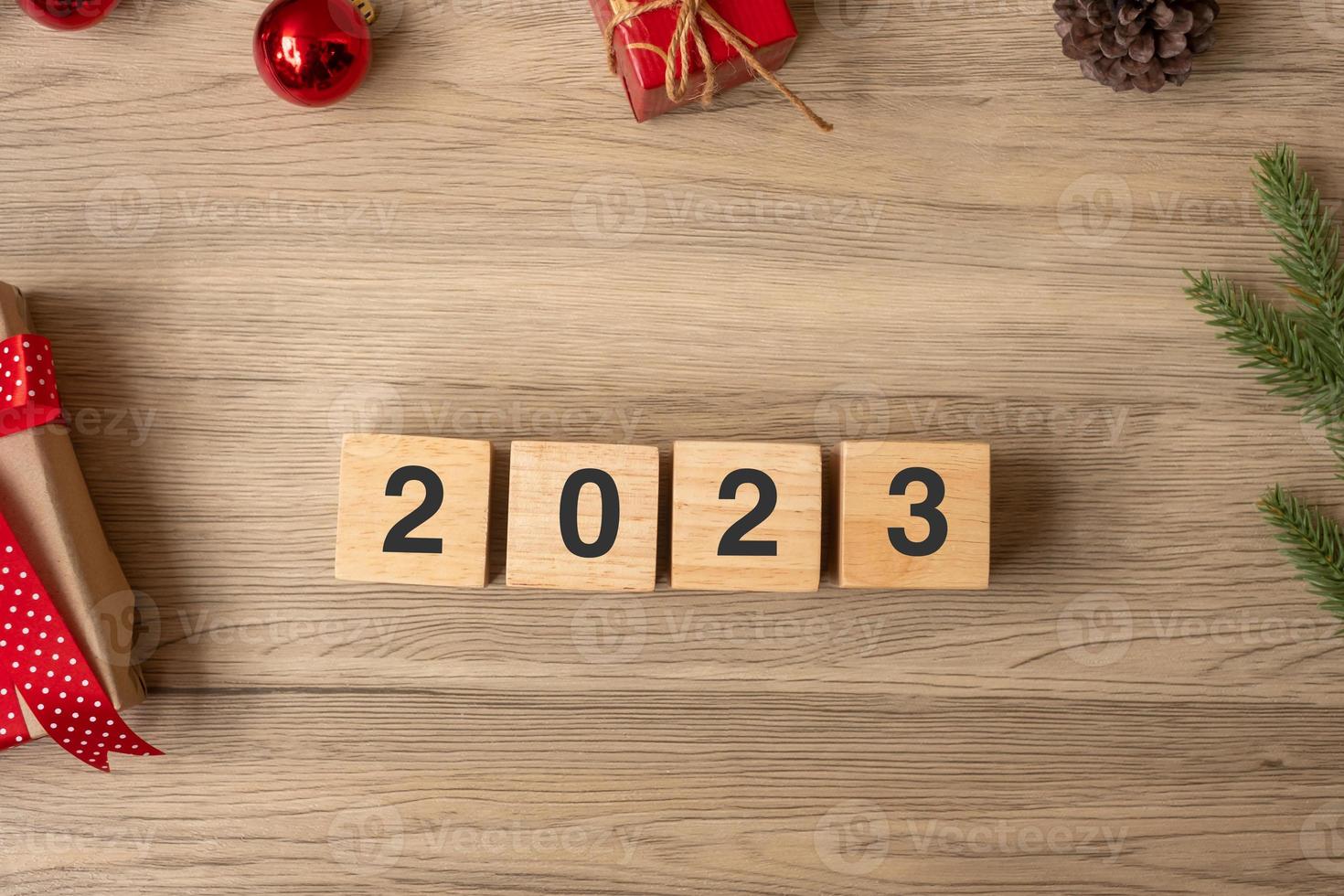 2024 bonne année et décoration de Noël sur fond de bois Photo Stock - Alamy