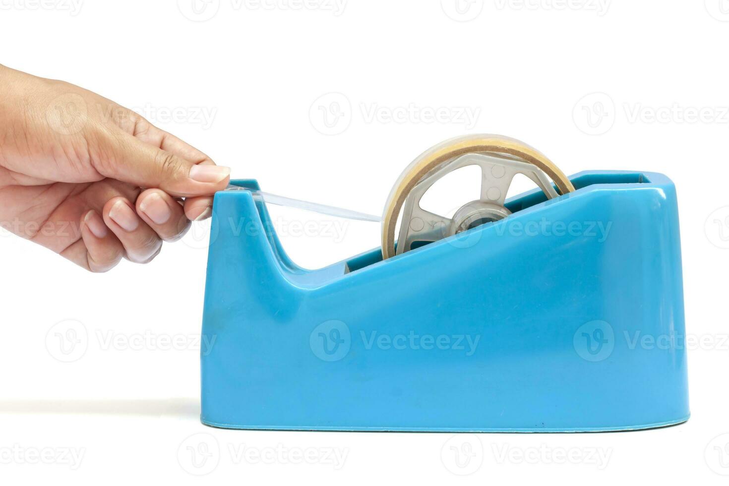 main de femmes tirant du ruban adhésif transparent de la base bleue isolée sur fond blanc. photo