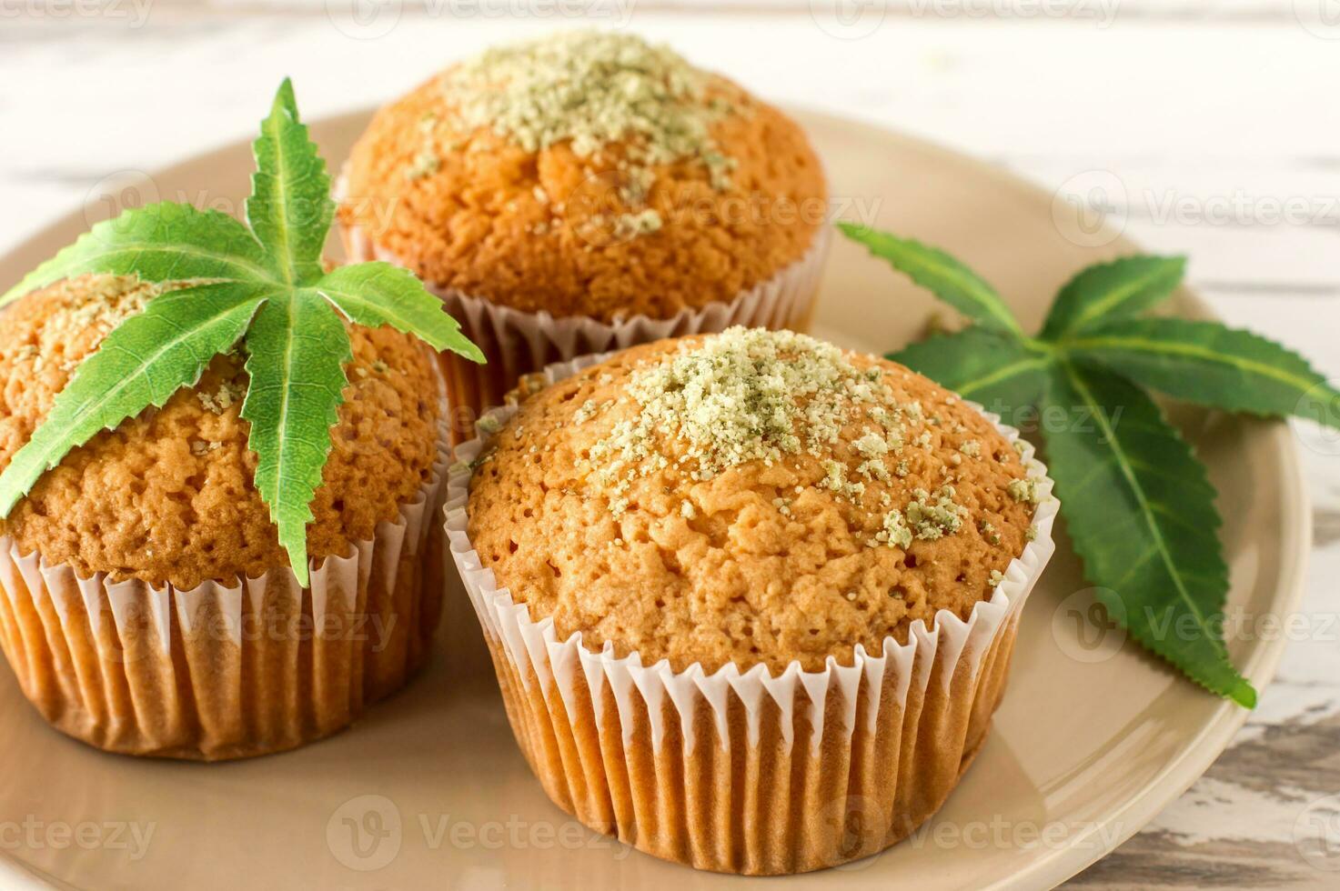 petit gâteau avec de la marijuana. muffins cupcake savoureux avec de l'herbe de cannabis cbd. drogues à base de marijuana médicale dans les desserts alimentaires, légalisation de la ganja. photo