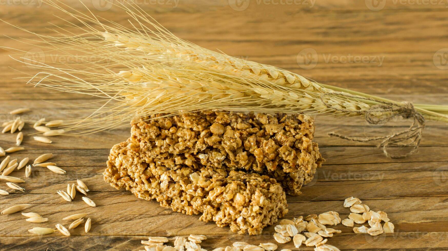 barres granola bio crues avec graines et noix. dessert sain sucré fait maison pour le petit déjeuner photo