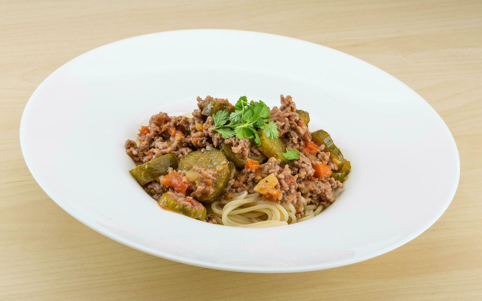 spaghetti bolognaise sur la plaque et fond de bois photo