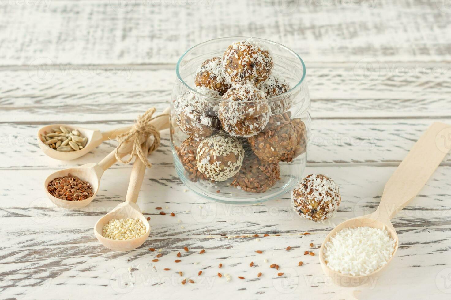 bouchées énergétiques naturelles faites maison, truffe au chocolat végétalienne avec cacao et noix de coco sur fond blanc. aliments sains pour les enfants, substitut de sucreries. photo