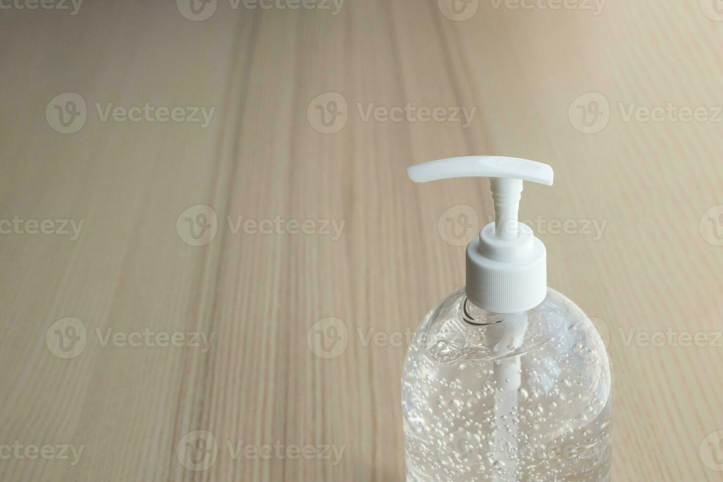 gel désinfectant à l'alcool lavage des mains sur table en bois pour le concept de prévention du coronavirus covid-19 photo