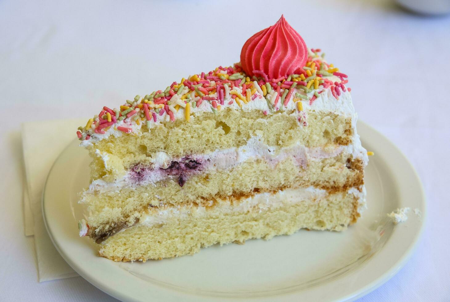 gâteau frais sur la plaque et fond blanc photo