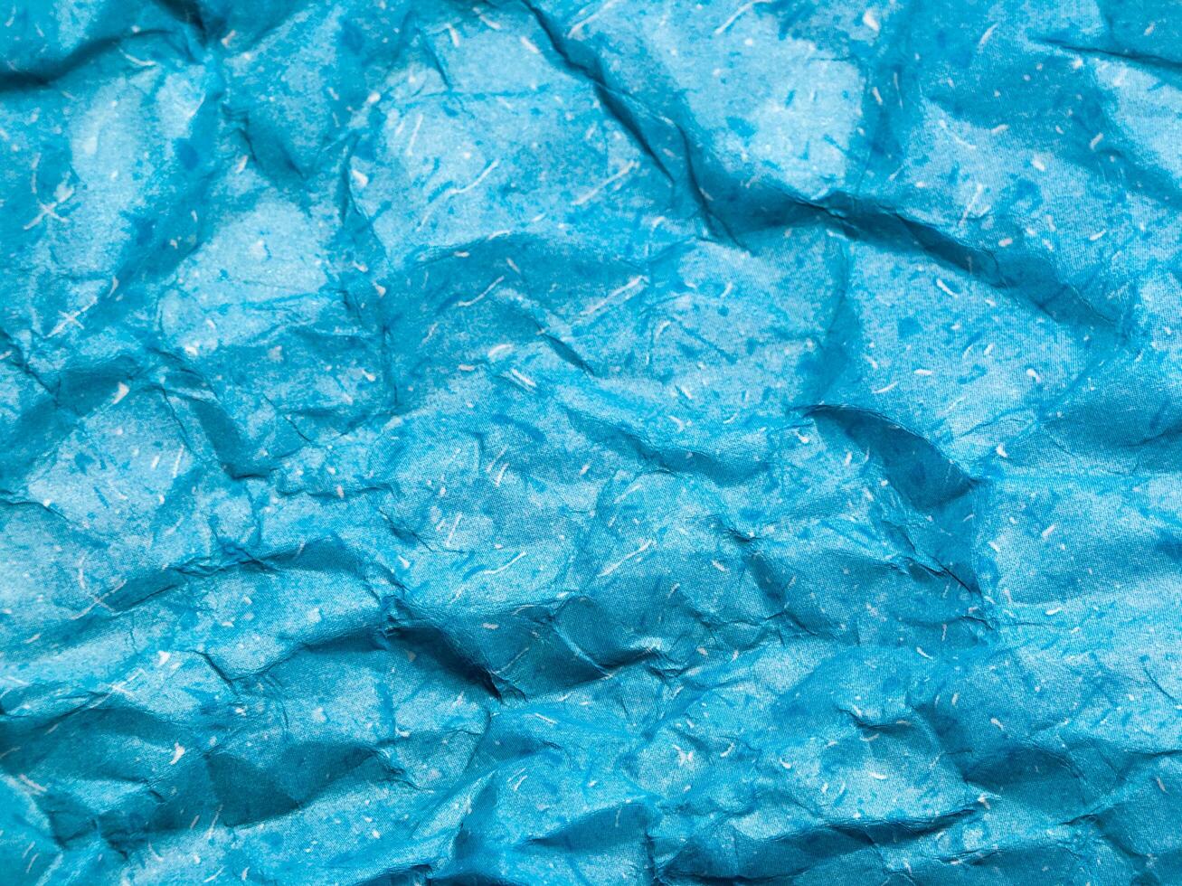 texture de fond de papier froissé bleu pour la conception photo