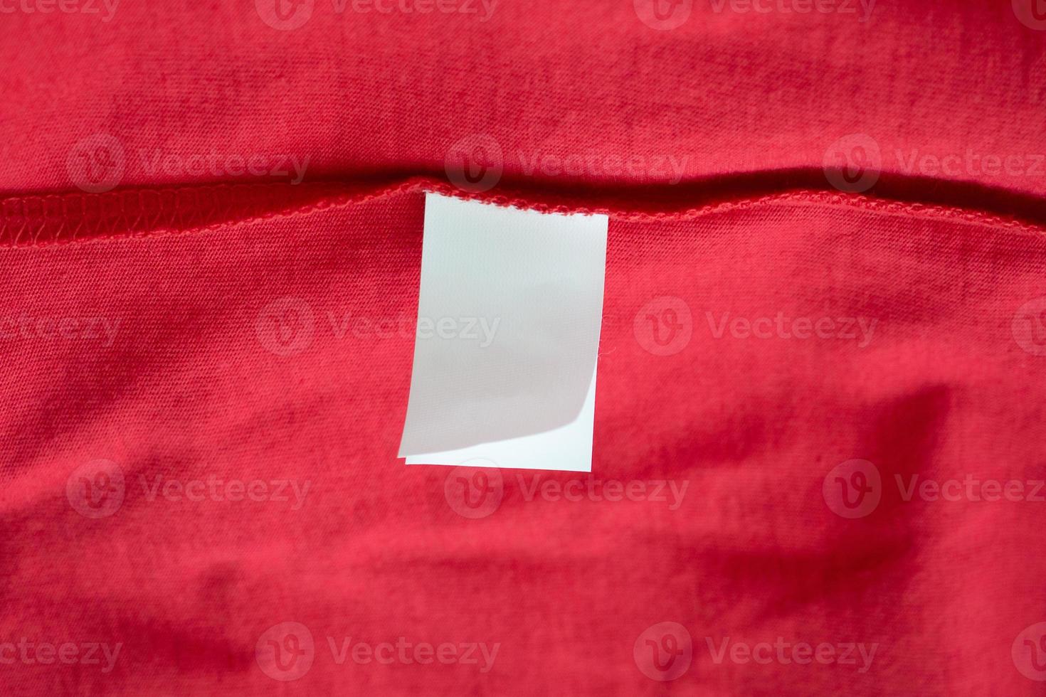 Entretien du linge blanc instructions de lavage étiquette de vêtements sur une chemise en coton rouge photo