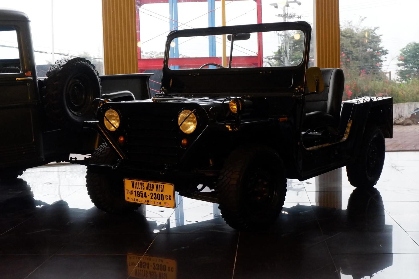 batu, java oriental, indonésie - 10 août 2022, willys jeep m151, thn 1954-2300cc, voiture noire antique au musée angkut photo