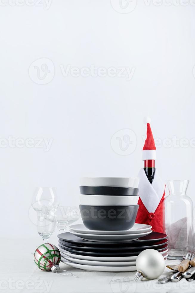 ensemble de vaisselle en noir et blanc avec assiettes, couverts et verres avec décorations de vacances sur table à manger, espace copie photo