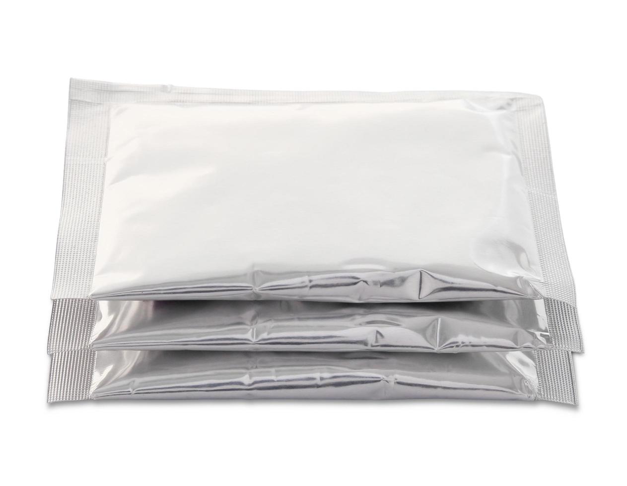 sac d'emballage en plastique isolé sur blanc avec un tracé de détourage photo