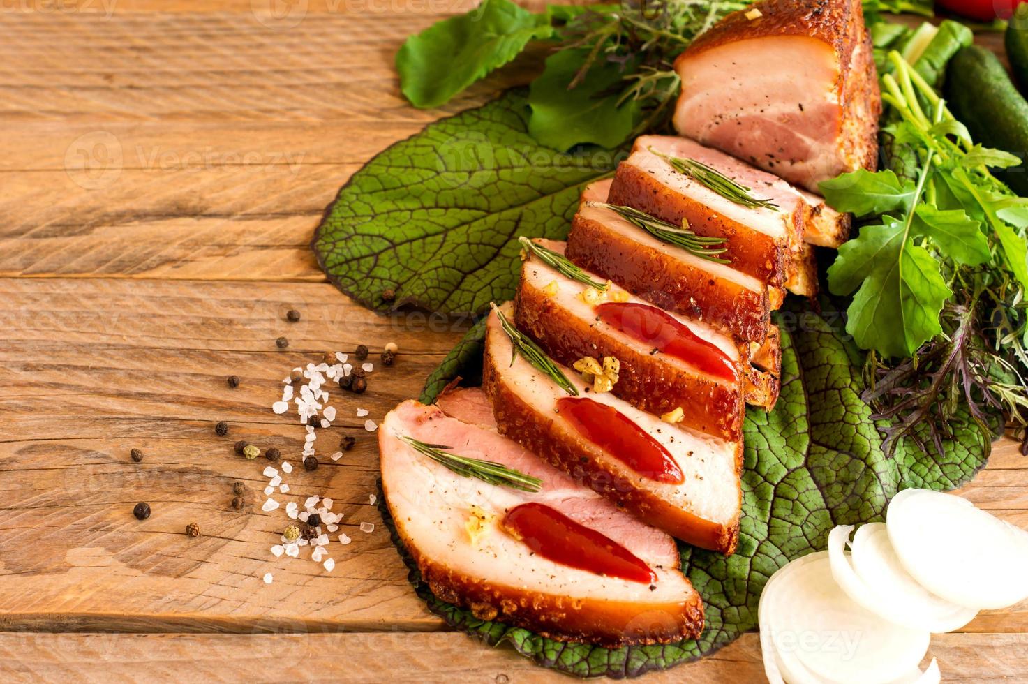 tranches de poitrine de barbecue rôtie sur une table en bois servie avec du ketchup et des légumes verts. photo